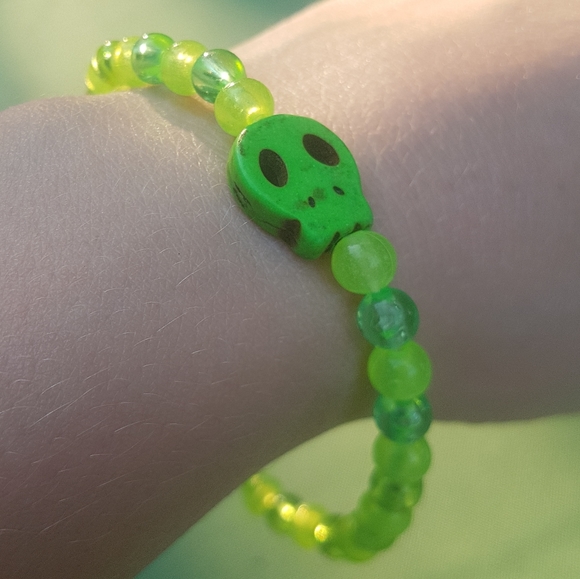 💀 Toxic Skull Slime Bracelet - Picture 6 of 9